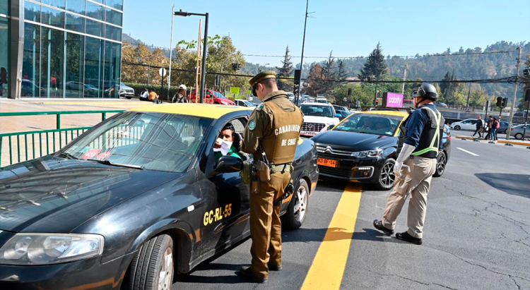 Intensa fiscalización a taxis en Costanera Center